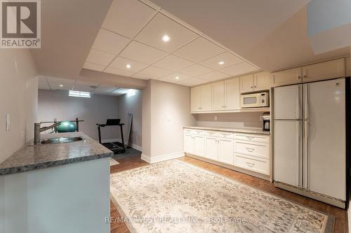 18 Harrowsmith Place, Richmond Hill, ON - Indoor Photo Showing Kitchen