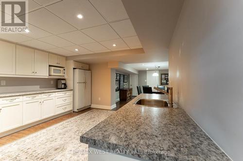 18 Harrowsmith Place, Richmond Hill, ON - Indoor Photo Showing Kitchen With Double Sink