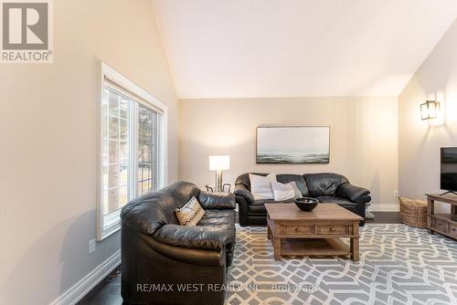 18 Harrowsmith Place, Richmond Hill, ON - Indoor Photo Showing Living Room