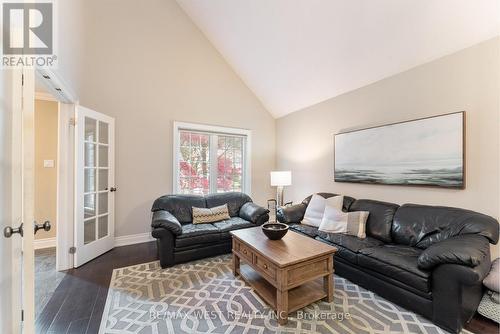 18 Harrowsmith Place, Richmond Hill, ON - Indoor Photo Showing Living Room