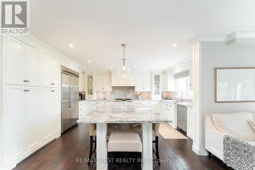 18 Harrowsmith Place, Richmond Hill, ON - Indoor Photo Showing Kitchen With Upgraded Kitchen