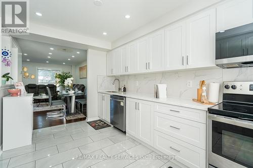 172 Hansen Road, Brampton, ON - Indoor Photo Showing Kitchen