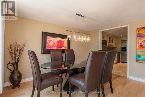 710 - 100 Lakeshore Road E, Oakville, ON - Indoor Photo Showing Dining Room