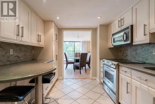 710 - 100 Lakeshore Road E, Oakville, ON - Indoor Photo Showing Kitchen