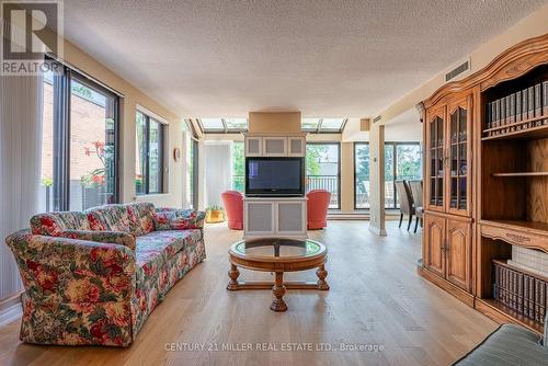 710 - 100 Lakeshore Road E, Oakville, ON - Indoor Photo Showing Living Room