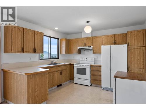 436 Garibaldi Drive, Kamloops, BC - Indoor Photo Showing Kitchen With Double Sink