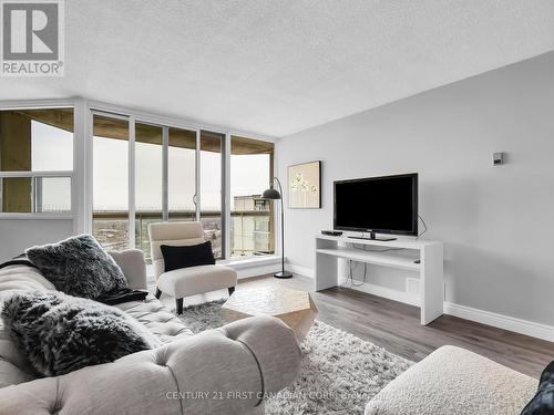 2704 - 363 Colborne Street N, London East (East A), ON - Indoor Photo Showing Living Room