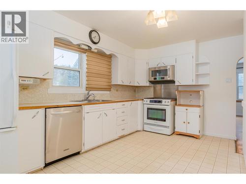 690 Schofield Highway, Warfield, BC - Indoor Photo Showing Kitchen With Double Sink