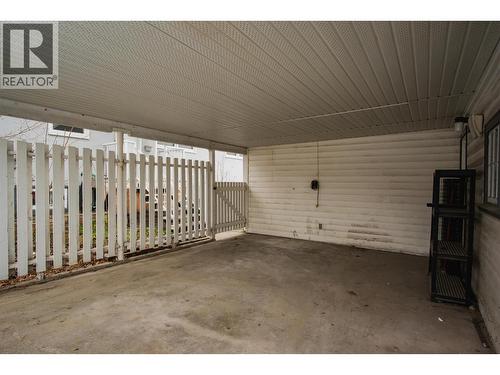 690 Schofield Highway, Warfield, BC - Indoor Photo Showing Garage