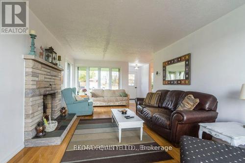 Upper - 239 Dundas Street W, Belleville (Belleville Ward), ON - Indoor Photo Showing Living Room With Fireplace