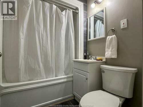 1925 Aubin, Windsor, ON - Indoor Photo Showing Bathroom