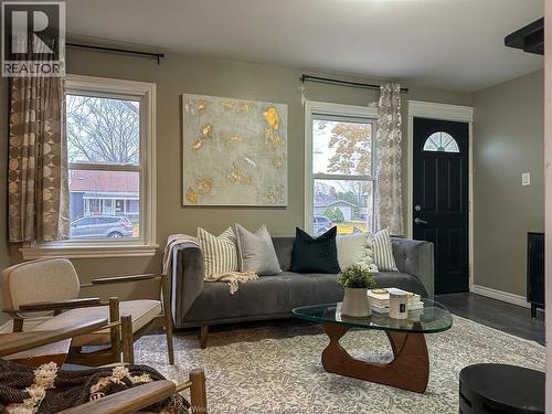 1925 Aubin, Windsor, ON - Indoor Photo Showing Living Room