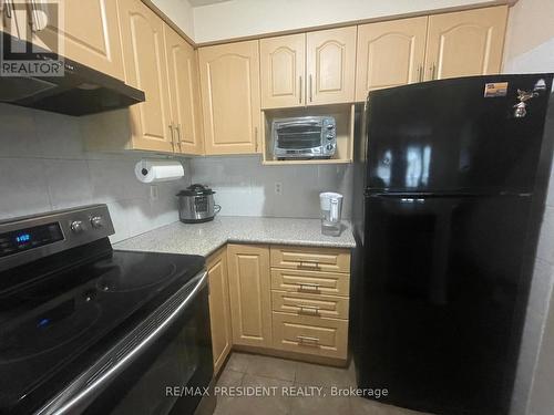 107 Rockgarden Trail, Brampton, ON - Indoor Photo Showing Kitchen