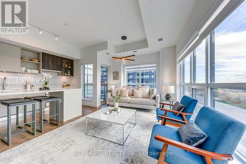 526 - 405 Dundas Street W, Oakville, ON - Indoor Photo Showing Living Room
