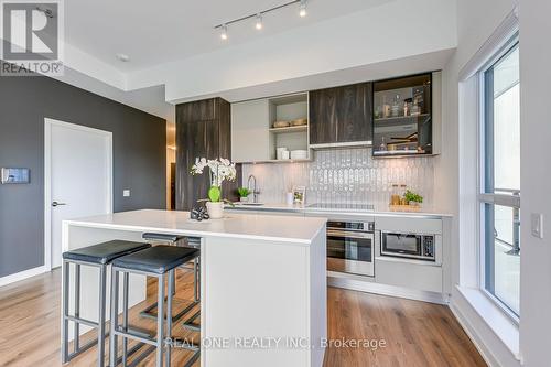 526 - 405 Dundas Street W, Oakville, ON - Indoor Photo Showing Kitchen With Upgraded Kitchen