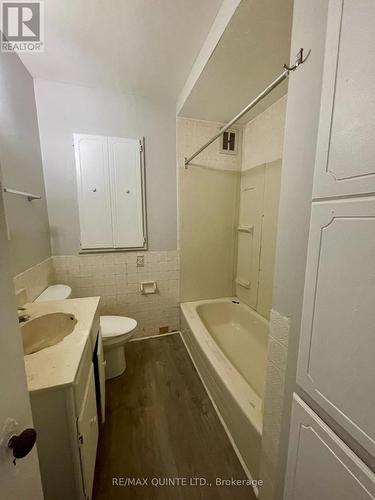 322 Coleman Street, Belleville (Belleville Ward), ON - Indoor Photo Showing Bathroom