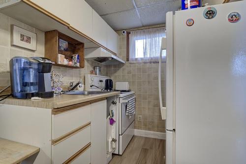 Cuisine - 202 27E Avenue, L'Île-Perrot, QC - Indoor Photo Showing Other Room