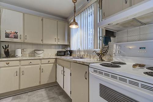 Cuisine - 202 27E Avenue, L'Île-Perrot, QC - Indoor Photo Showing Kitchen With Double Sink