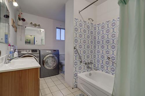 Salle de bains - 202 27E Avenue, L'Île-Perrot, QC - Indoor Photo Showing Laundry Room