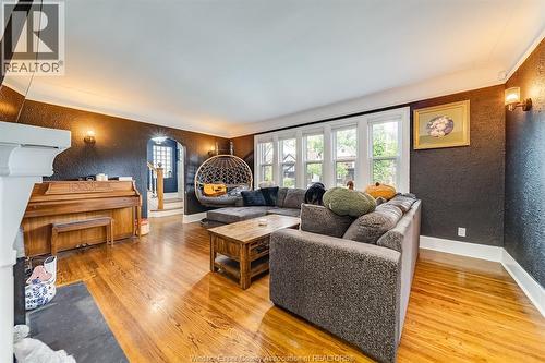 952 Victoria Avenue, Windsor, ON - Indoor Photo Showing Living Room