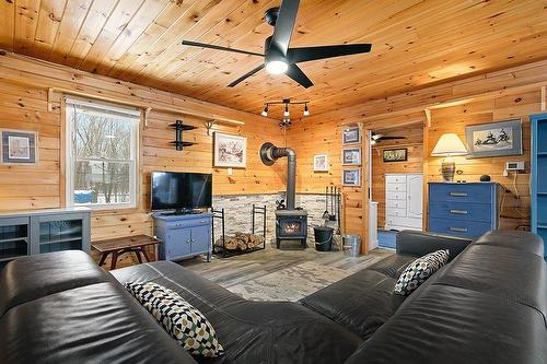 Living room - 163 Rue Thomas-Lefebvre, Mansfield-Et-Pontefract, QC - Indoor With Fireplace