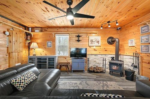 Living room - 163 Rue Thomas-Lefebvre, Mansfield-Et-Pontefract, QC - Indoor With Fireplace