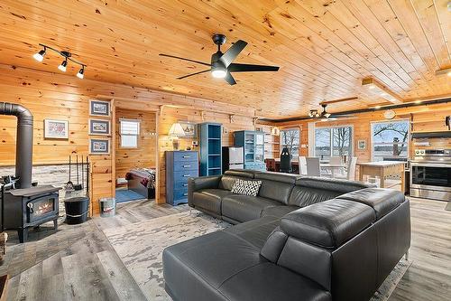 Living room - 163 Rue Thomas-Lefebvre, Mansfield-Et-Pontefract, QC - Indoor