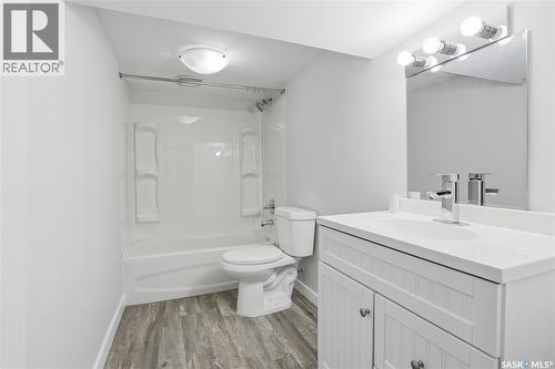 110 F Avenue S, Saskatoon, SK - Indoor Photo Showing Bathroom