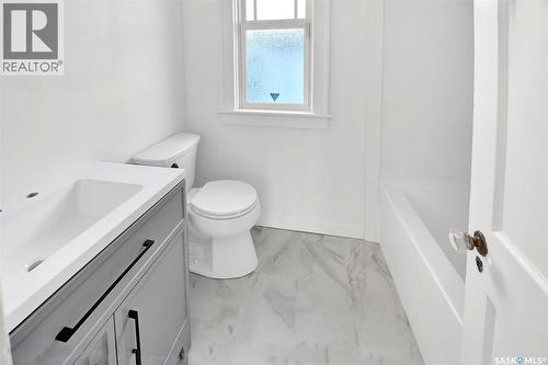 120 32Nd Street W, Saskatoon, SK - Indoor Photo Showing Bathroom