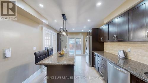 20 Bramoak Crescent, Brampton, ON - Indoor Photo Showing Kitchen With Upgraded Kitchen