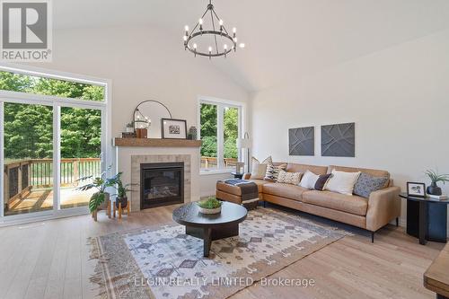 25 Dunning Way, St. Thomas, ON - Indoor Photo Showing Living Room With Fireplace
