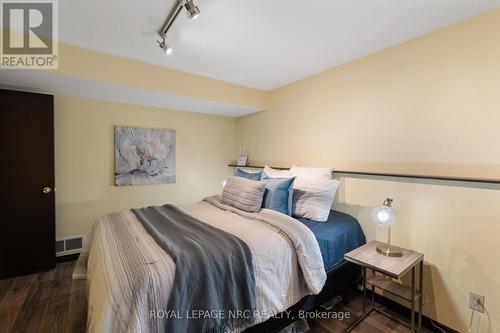 2821 Solar Crescent, Niagara Falls (Stamford), ON - Indoor Photo Showing Bedroom
