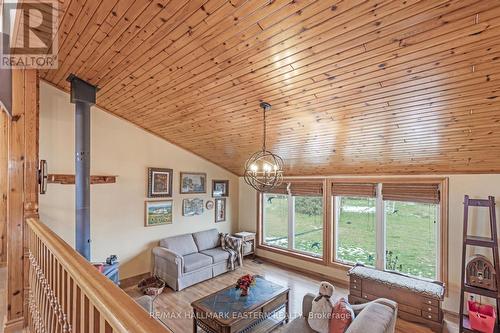 2574 Asphodel 12Th Line, Asphodel-Norwood, ON - Indoor Photo Showing Living Room