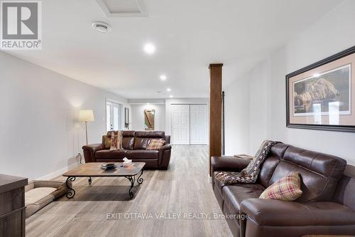 39090 Combermere Road, Madawaska Valley, ON - Indoor Photo Showing Living Room