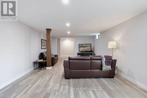 39090 Combermere Road, Madawaska Valley, ON - Indoor Photo Showing Living Room