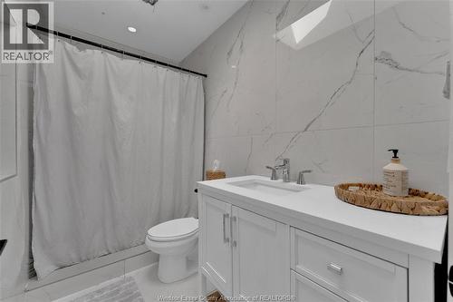 1320 Hansen, Windsor, ON - Indoor Photo Showing Bathroom