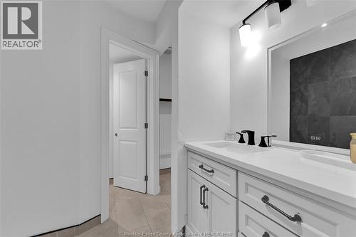 1320 Hansen, Windsor, ON - Indoor Photo Showing Bathroom