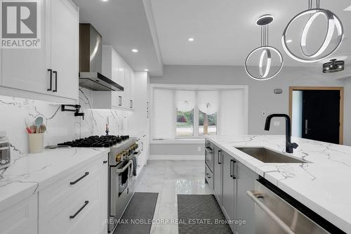 2515 Hensall Street, Mississauga, ON - Indoor Photo Showing Kitchen With Upgraded Kitchen