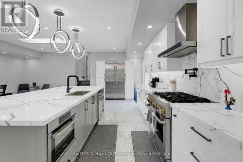 2515 Hensall Street, Mississauga, ON - Indoor Photo Showing Kitchen With Upgraded Kitchen