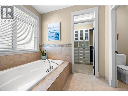 6482 Renfrew Court, Peachland, BC - Indoor Photo Showing Bathroom