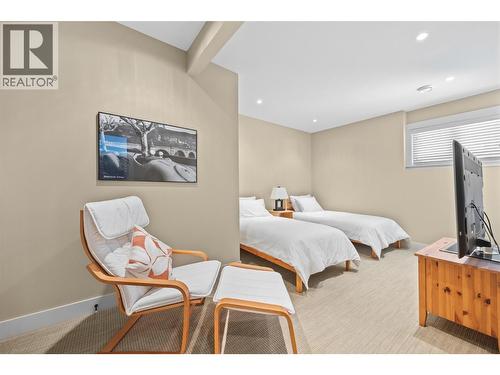 6482 Renfrew Court, Peachland, BC - Indoor Photo Showing Bedroom