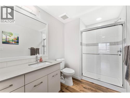 722 Valley Road Unit# 300, Kelowna, BC - Indoor Photo Showing Bathroom