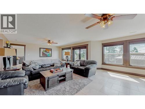 1370 Bullmoose Way, Osoyoos, BC - Indoor Photo Showing Living Room