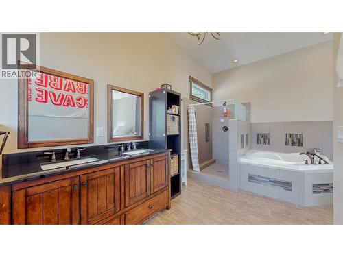 1370 Bullmoose Way, Osoyoos, BC - Indoor Photo Showing Bathroom