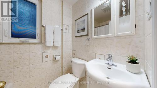 19 Montcalm Avenue, Toronto, ON - Indoor Photo Showing Bathroom