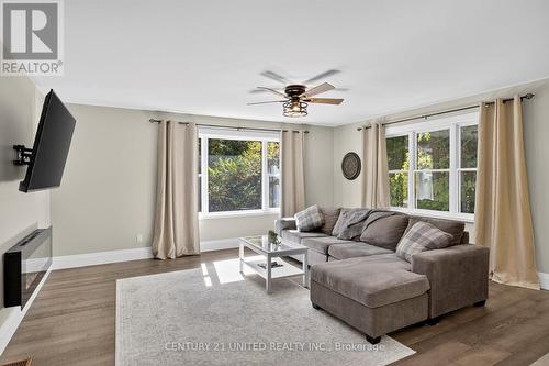 5 Fire Route 46, Trent Lakes, ON - Indoor Photo Showing Living Room