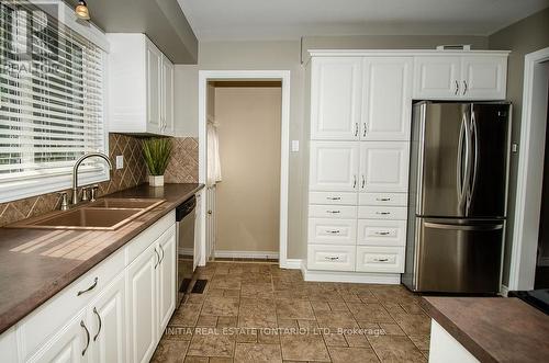15 Balcarres Road, London North (North C), ON - Indoor Photo Showing Kitchen With Double Sink