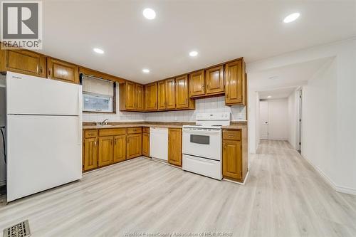 8057 Riverside Drive East, Windsor, ON - Indoor Photo Showing Kitchen