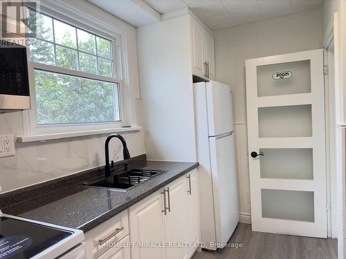 5672 Drummond Road, Niagara Falls, ON - Indoor Photo Showing Kitchen