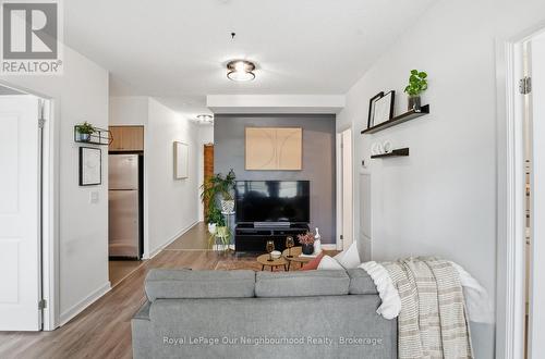 301 - 1235 Bayly Street, Pickering (Bay Ridges), ON - Indoor Photo Showing Living Room